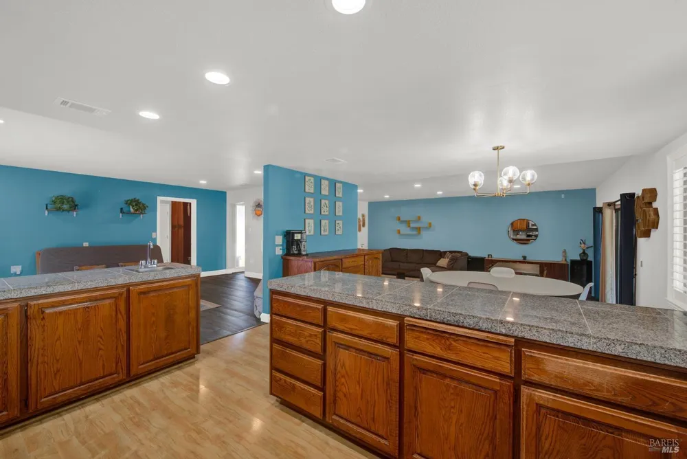 315 S Almond St, Dixon, CA 95620