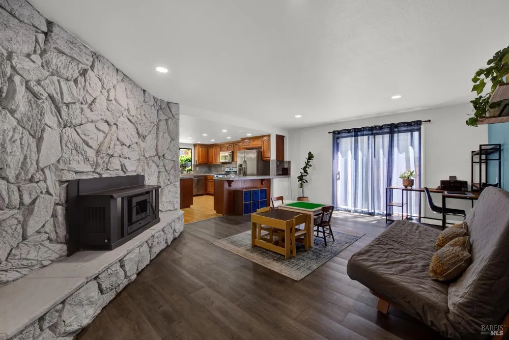 315 S Almond St, Dixon, CA 95620