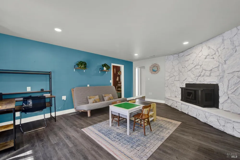 315 S Almond St, Dixon, CA 95620