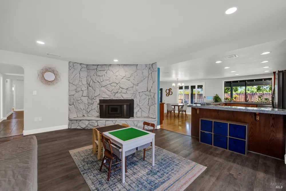 315 S Almond St, Dixon, CA 95620