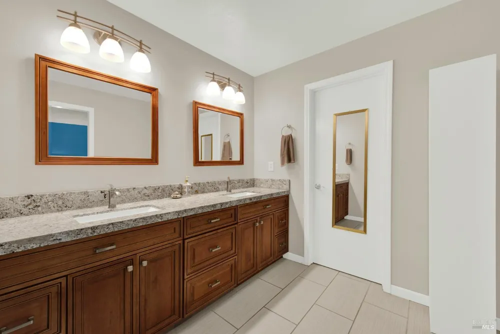 315 S Almond St, Dixon, CA 95620