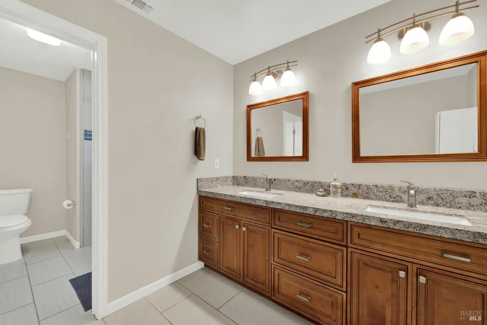 315 S Almond St, Dixon, CA 95620