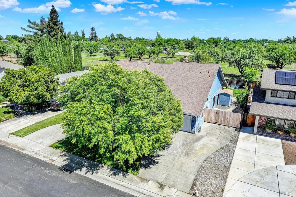 315 S Almond St, Dixon, CA 95620