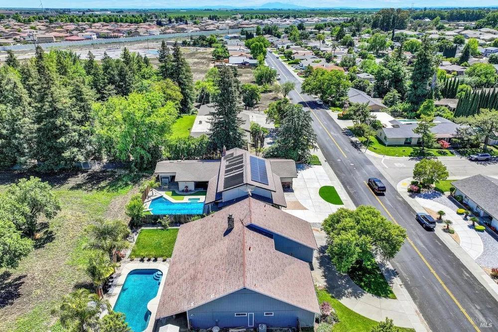 315 S Almond St, Dixon, CA 95620