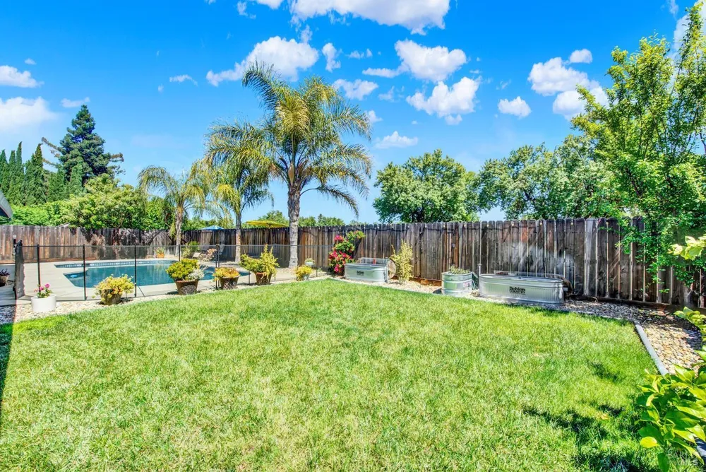 315 S Almond St, Dixon, CA 95620