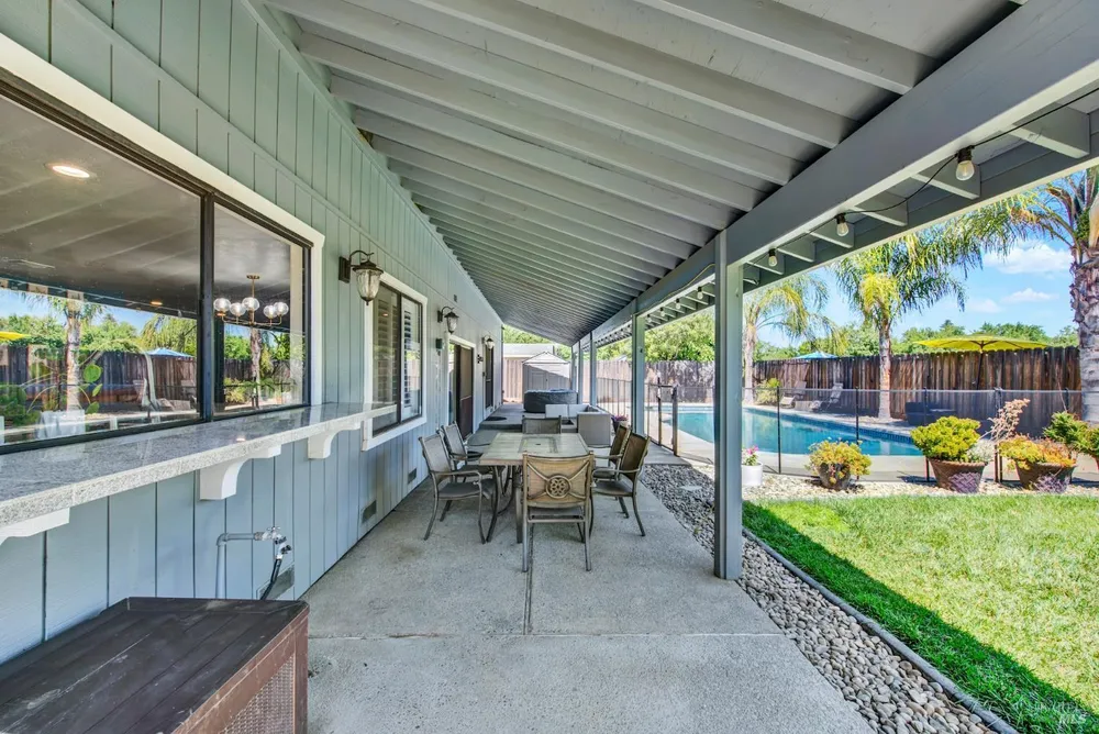315 S Almond St, Dixon, CA 95620
