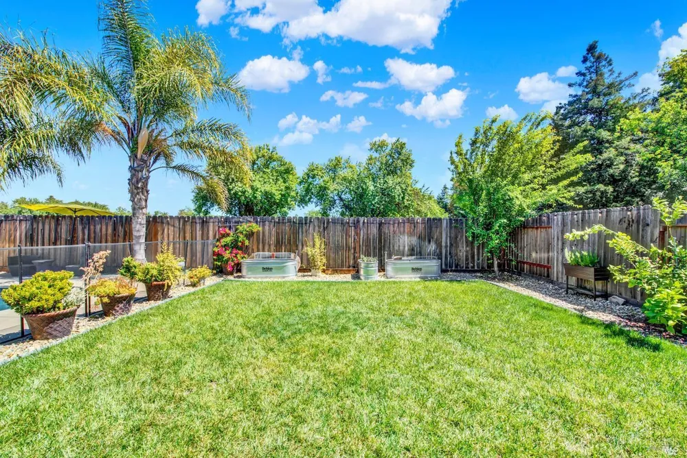 315 S Almond St, Dixon, CA 95620