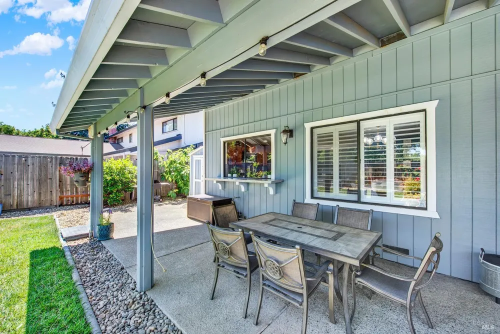 315 S Almond St, Dixon, CA 95620