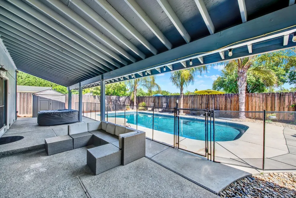 315 S Almond St, Dixon, CA 95620