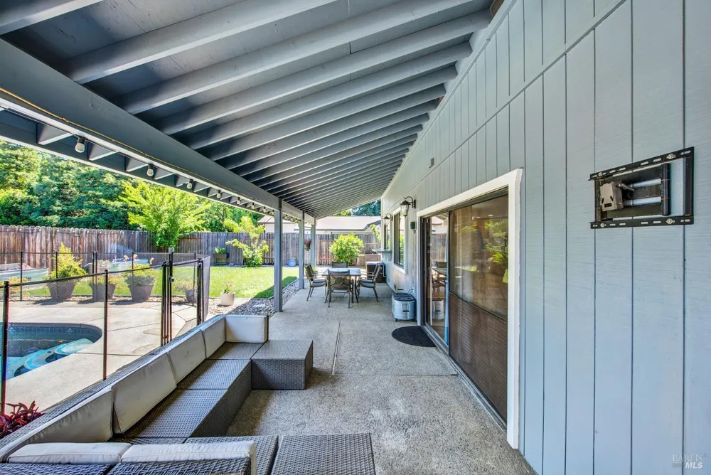 315 S Almond St, Dixon, CA 95620
