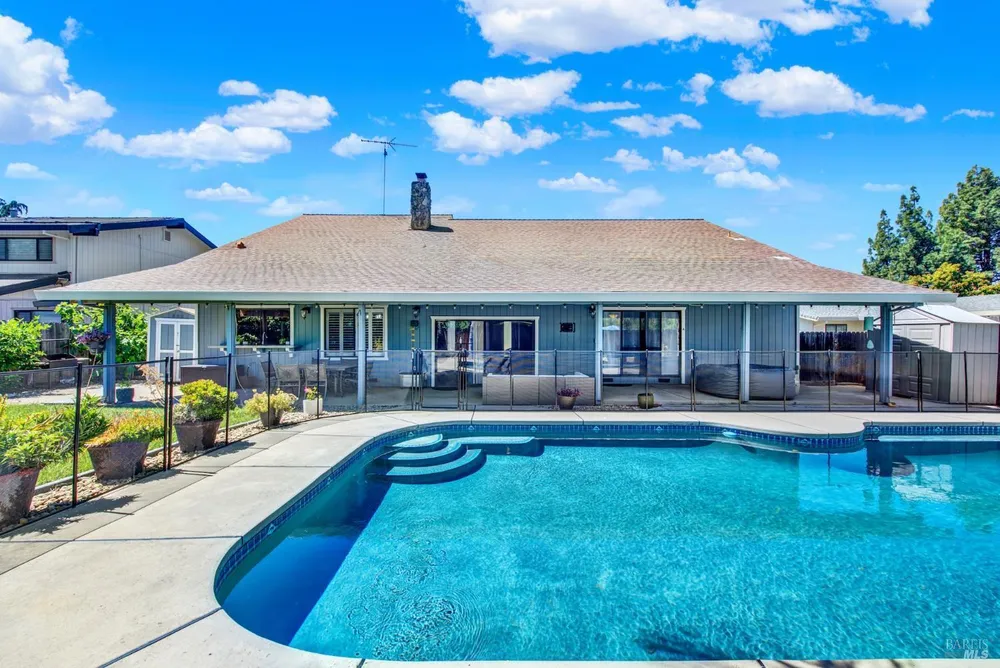 315 S Almond St, Dixon, CA 95620