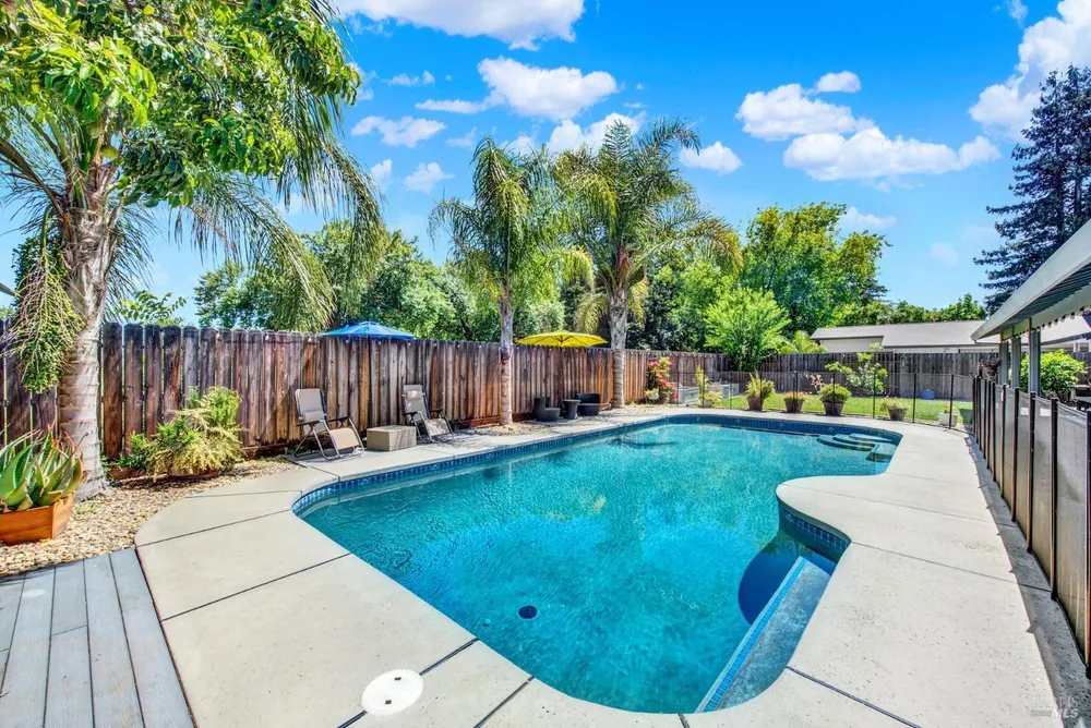 315 S Almond St, Dixon, CA 95620