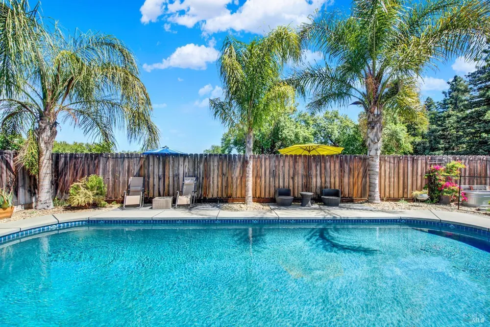 315 S Almond St, Dixon, CA 95620