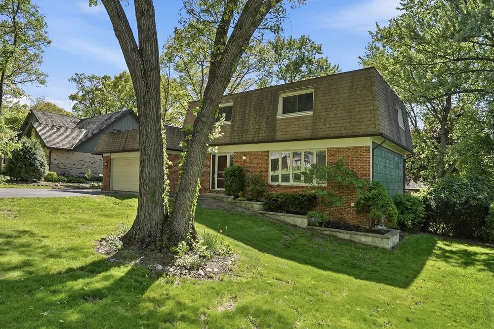 10S324 Hampshire Ln E, Willowbrook, IL 60527