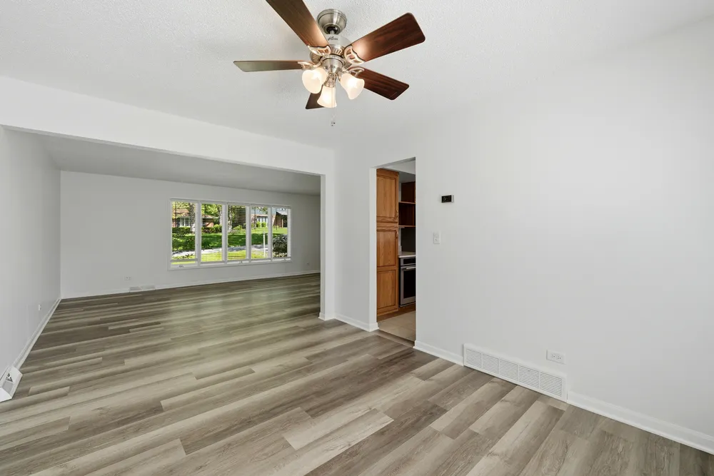 10S324 Hampshire Ln E, Willowbrook, IL 60527