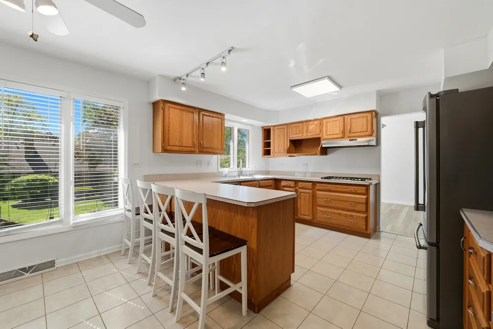 10S324 Hampshire Ln E, Willowbrook, IL 60527