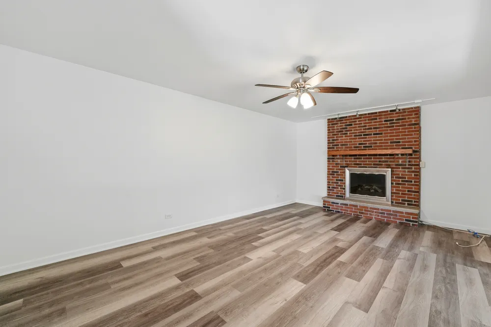 10S324 Hampshire Ln E, Willowbrook, IL 60527
