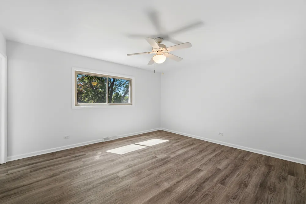 10S324 Hampshire Ln E, Willowbrook, IL 60527