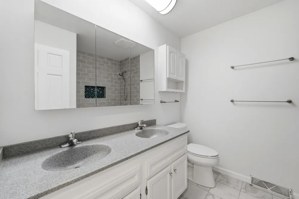10S324 Hampshire Ln E, Willowbrook, IL 60527