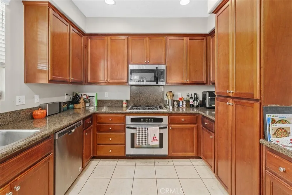 814 Pyramid Ct, Corona, CA 92880