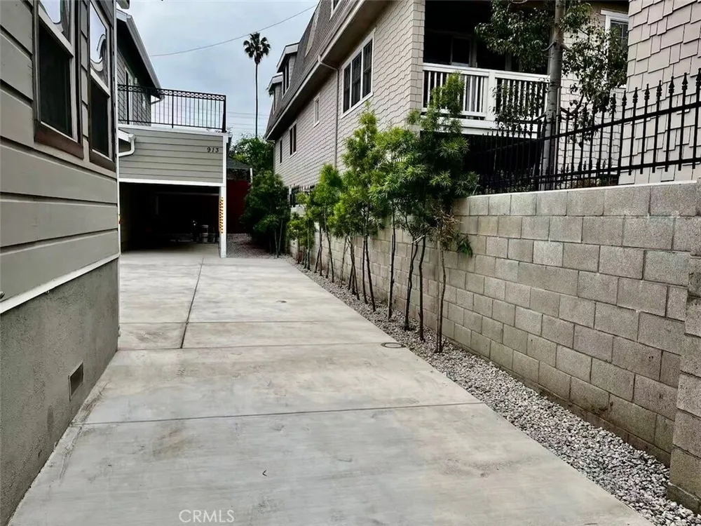 915 W 21st St, South Los Angeles, CA 90007