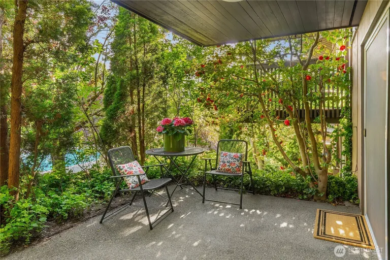 1425 S Puget Dr, Renton, WA 98055