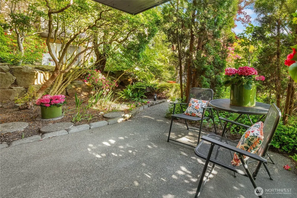 1425 S Puget Dr, Renton, WA 98055