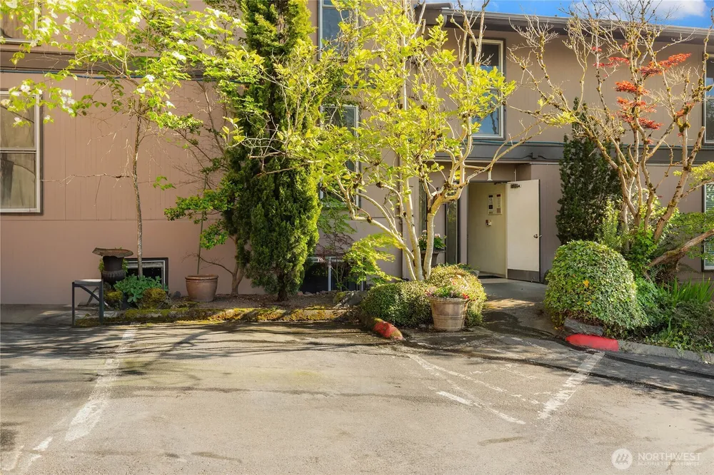 1425 S Puget Dr, Renton, WA 98055
