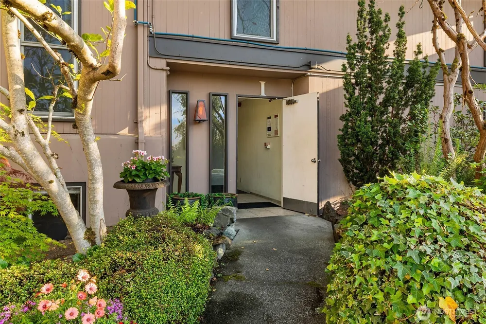 1425 S Puget Dr, Renton, WA 98055