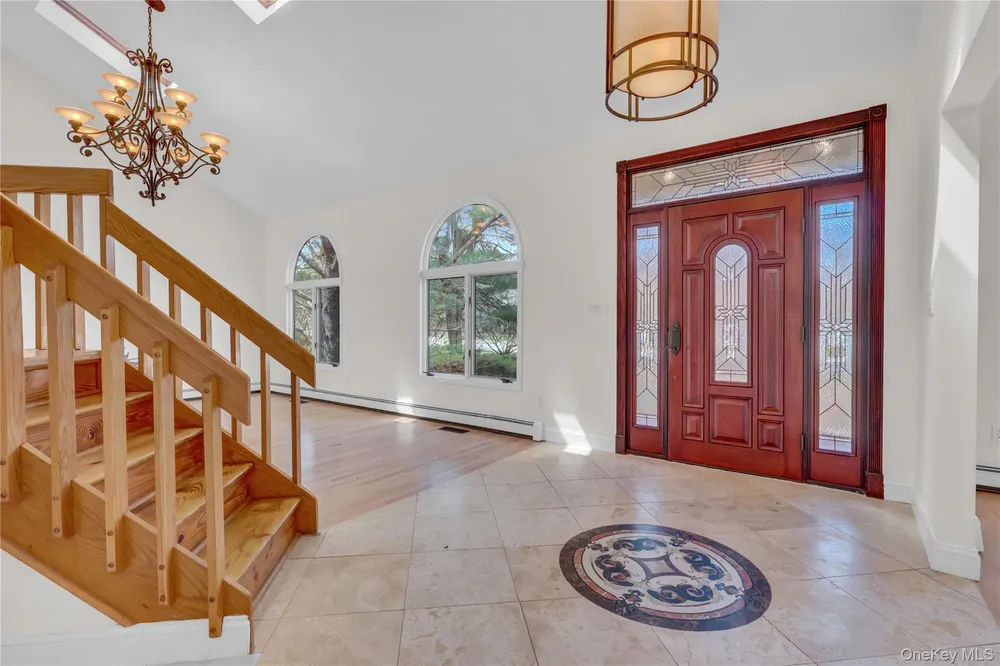 6 Liberty Ln, Miller Place, NY 11764