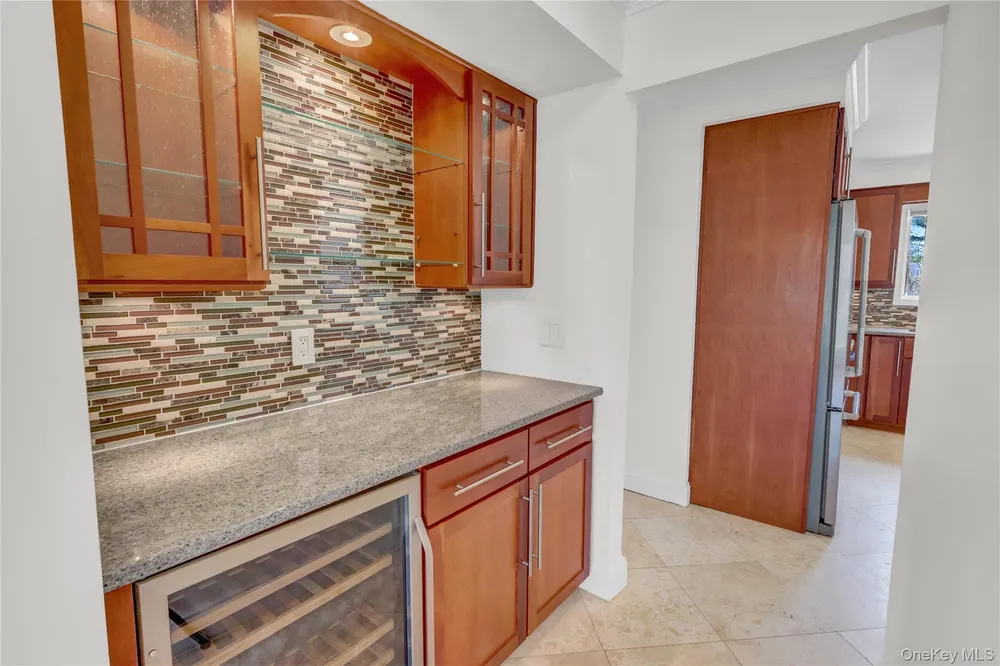 6 Liberty Ln, Miller Place, NY 11764