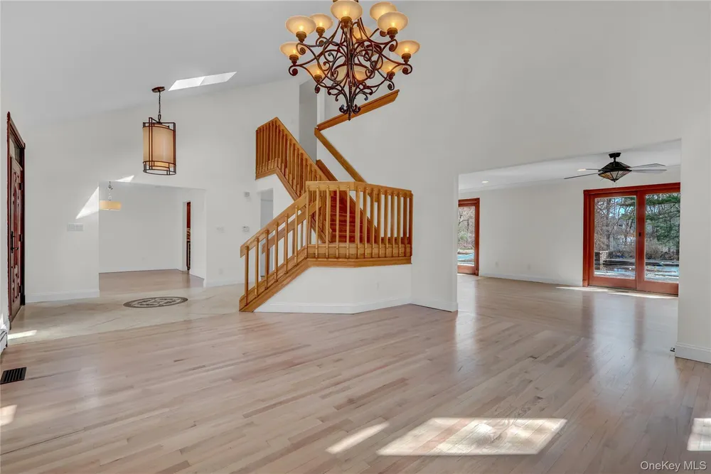 6 Liberty Ln, Miller Place, NY 11764