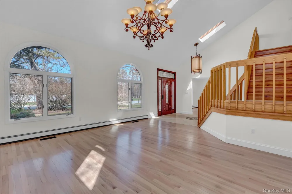 6 Liberty Ln, Miller Place, NY 11764