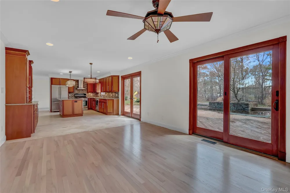 6 Liberty Ln, Miller Place, NY 11764