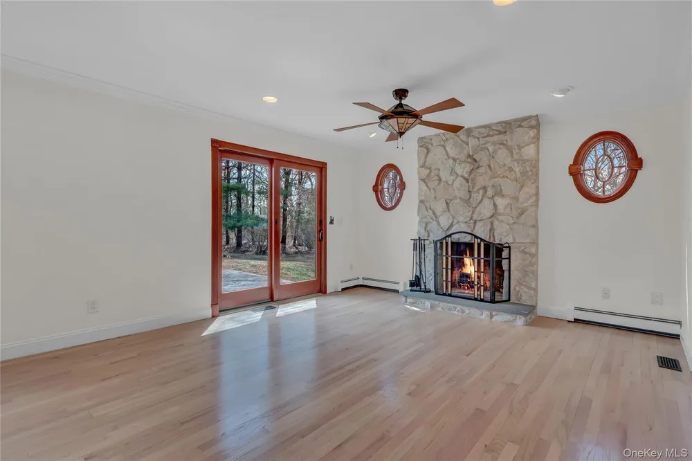 6 Liberty Ln, Miller Place, NY 11764