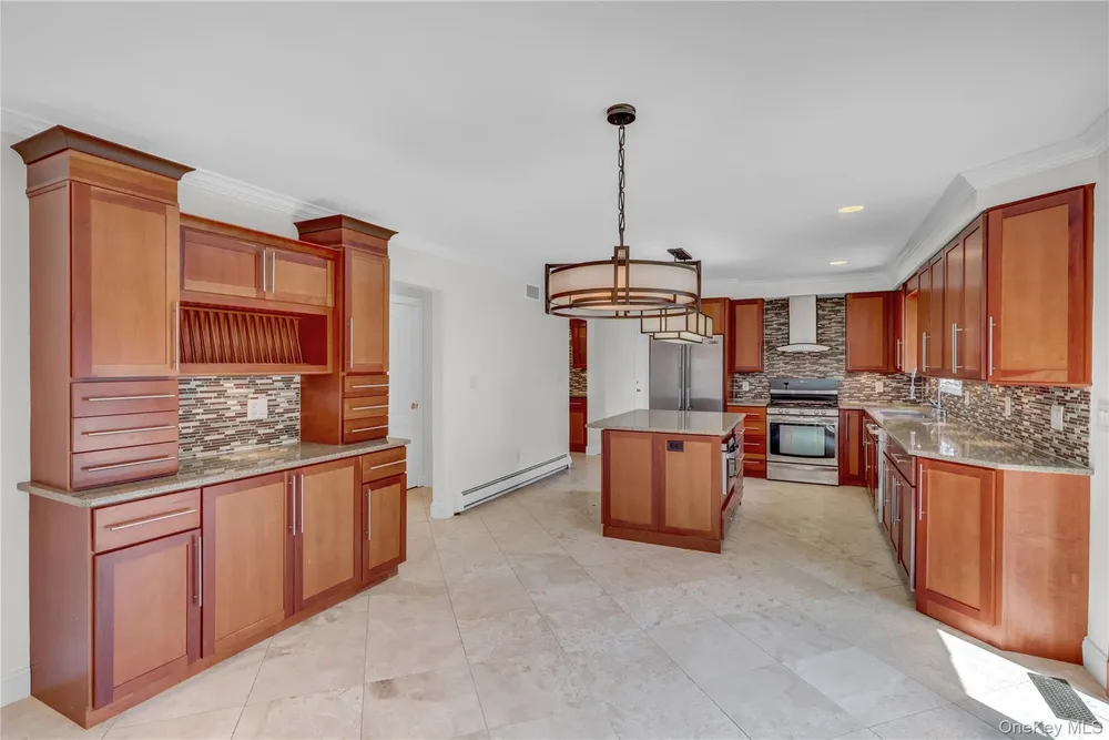 6 Liberty Ln, Miller Place, NY 11764