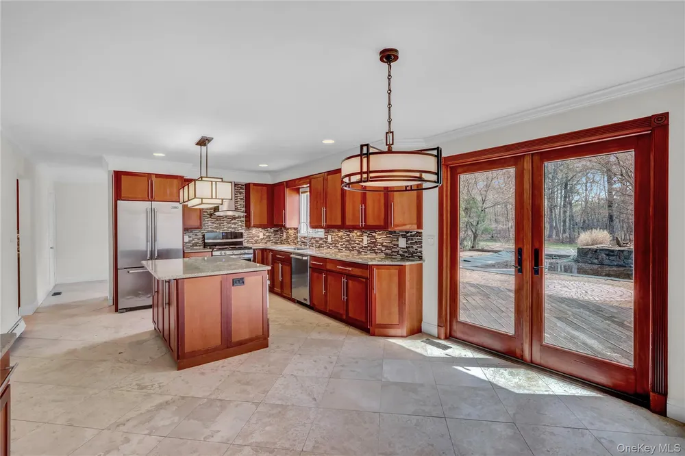 6 Liberty Ln, Miller Place, NY 11764