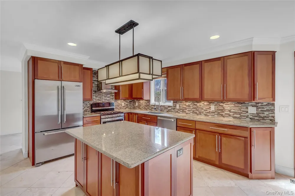 6 Liberty Ln, Miller Place, NY 11764