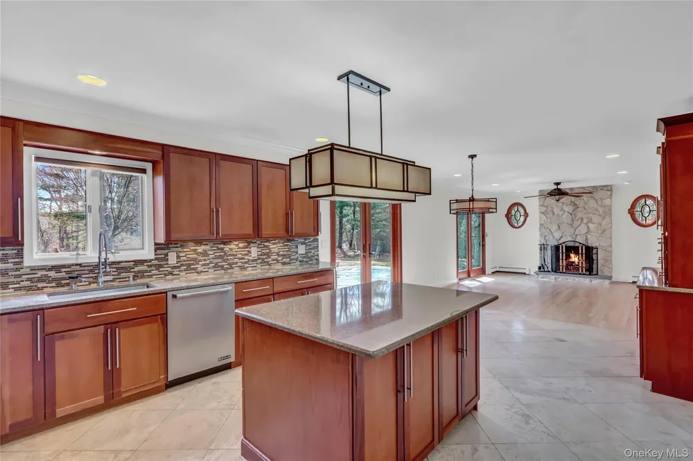 6 Liberty Ln, Miller Place, NY 11764