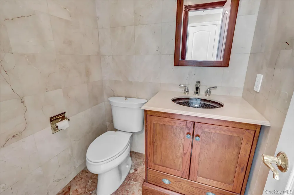 6 Liberty Ln, Miller Place, NY 11764