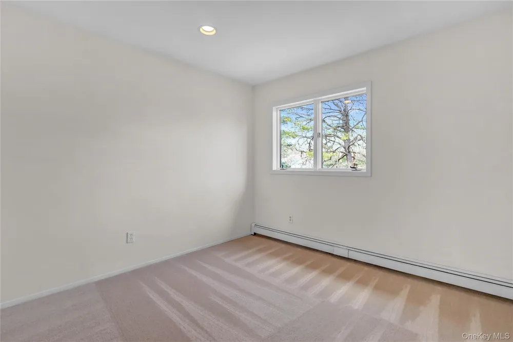 6 Liberty Ln, Miller Place, NY 11764