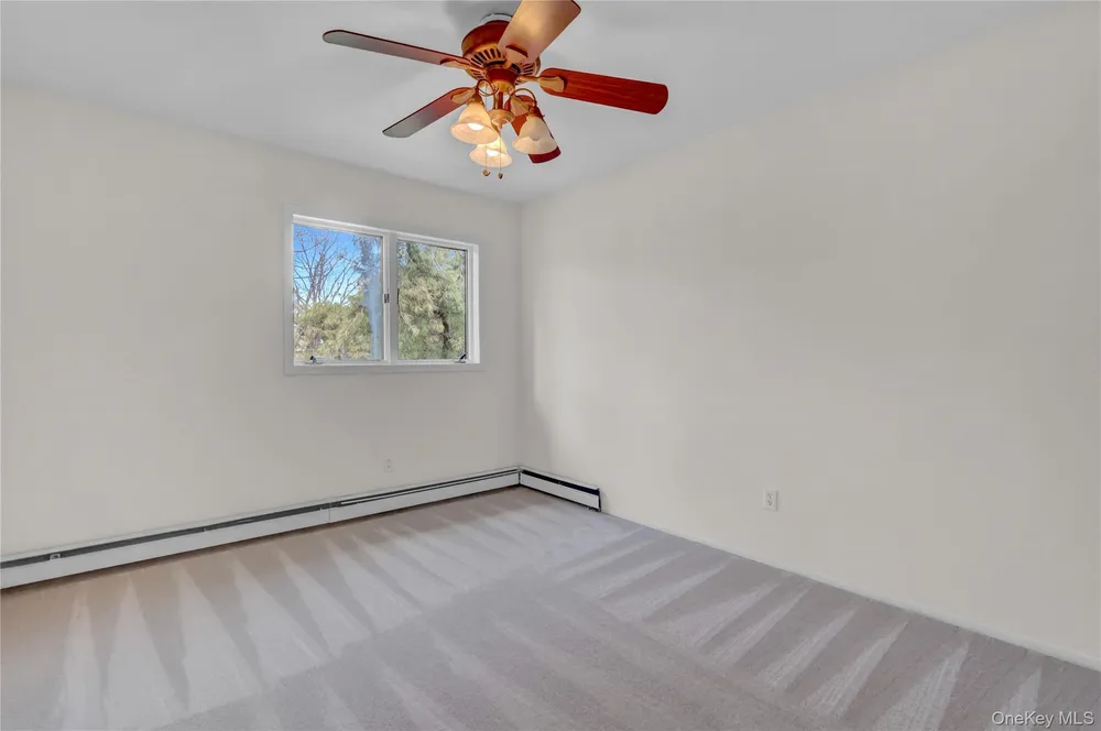 6 Liberty Ln, Miller Place, NY 11764