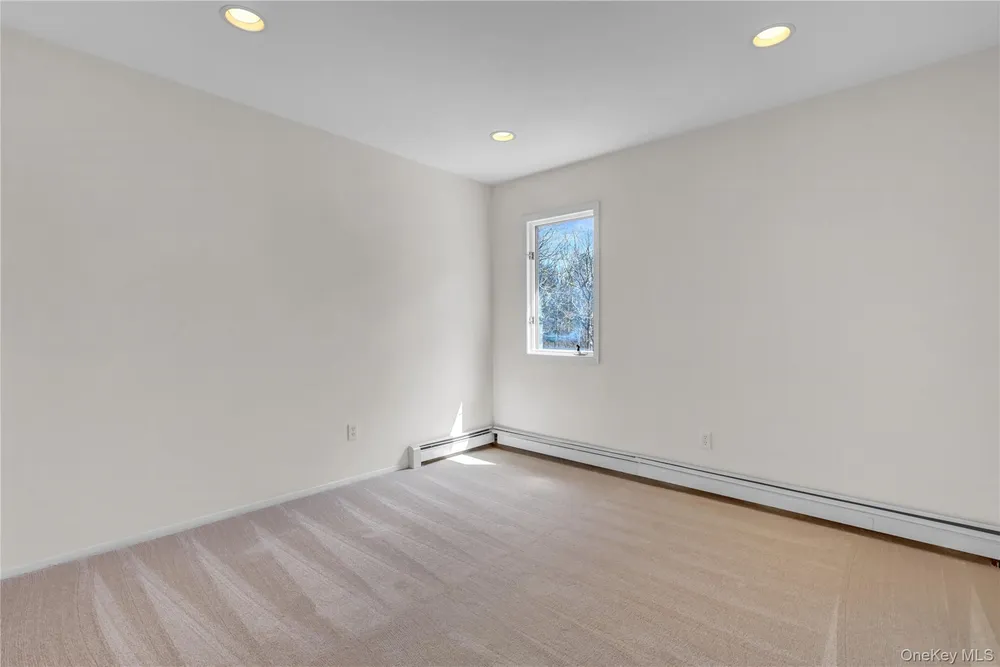 6 Liberty Ln, Miller Place, NY 11764