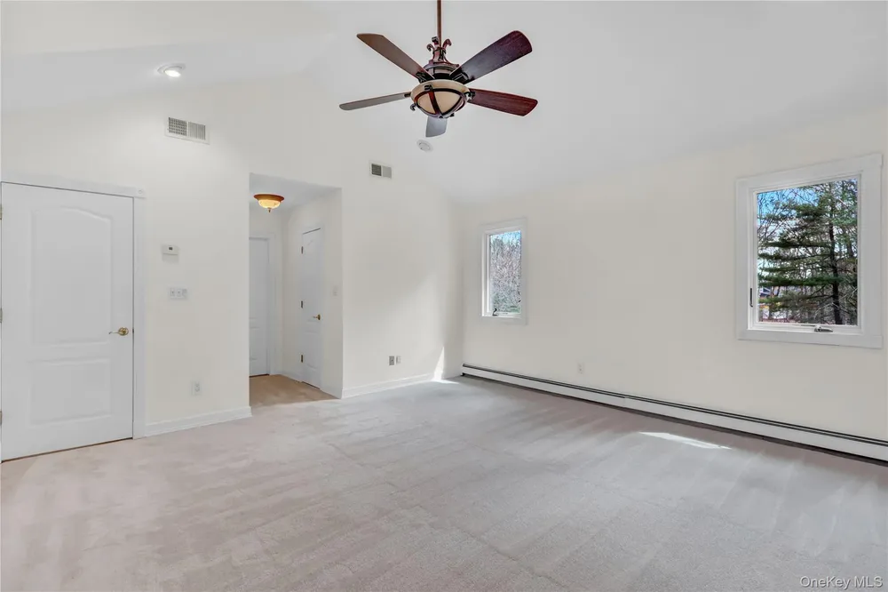 6 Liberty Ln, Miller Place, NY 11764
