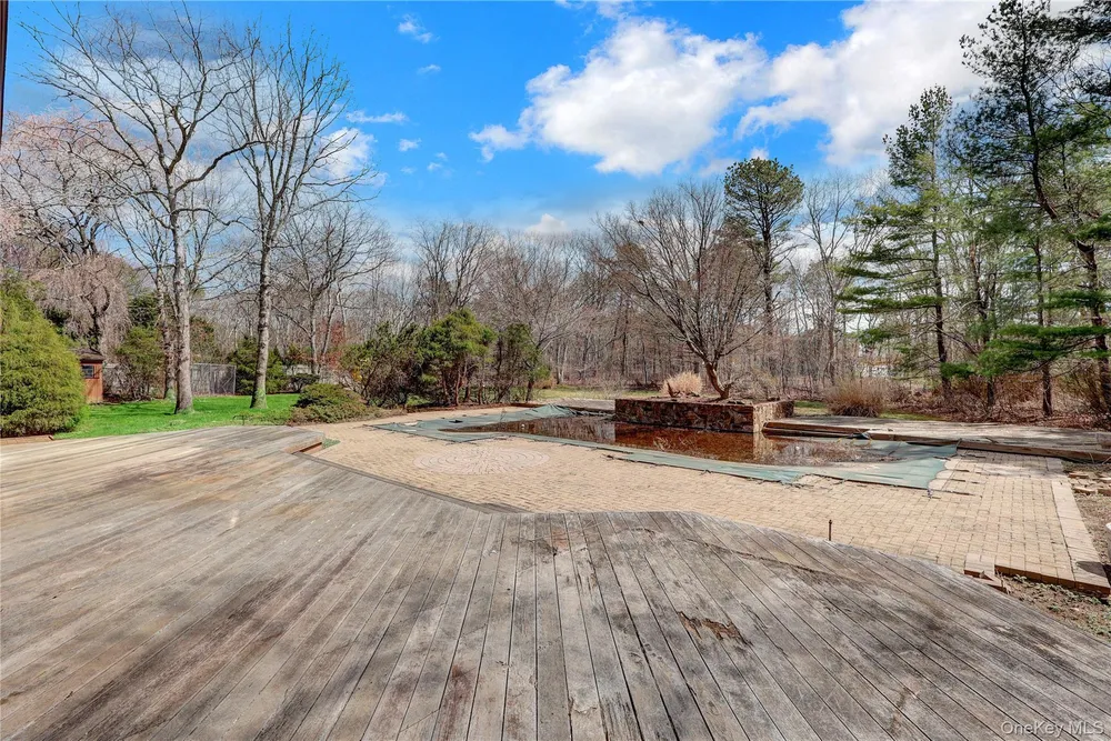 6 Liberty Ln, Miller Place, NY 11764