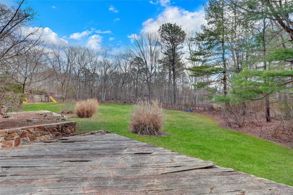 6 Liberty Ln, Miller Place, NY 11764