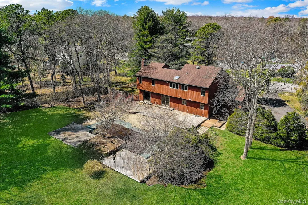 6 Liberty Ln, Miller Place, NY 11764
