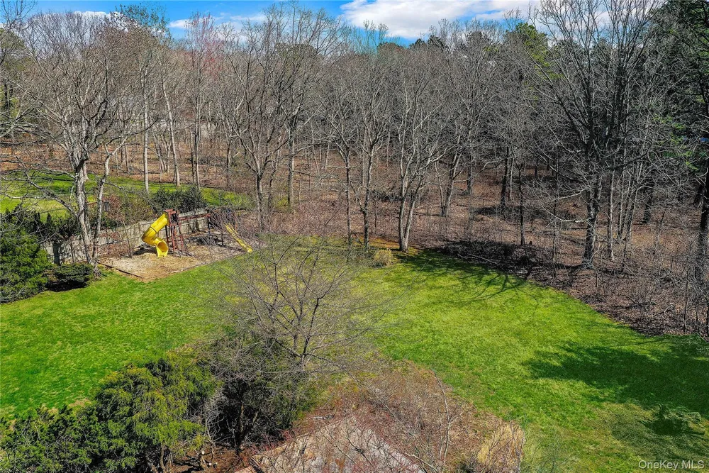 6 Liberty Ln, Miller Place, NY 11764