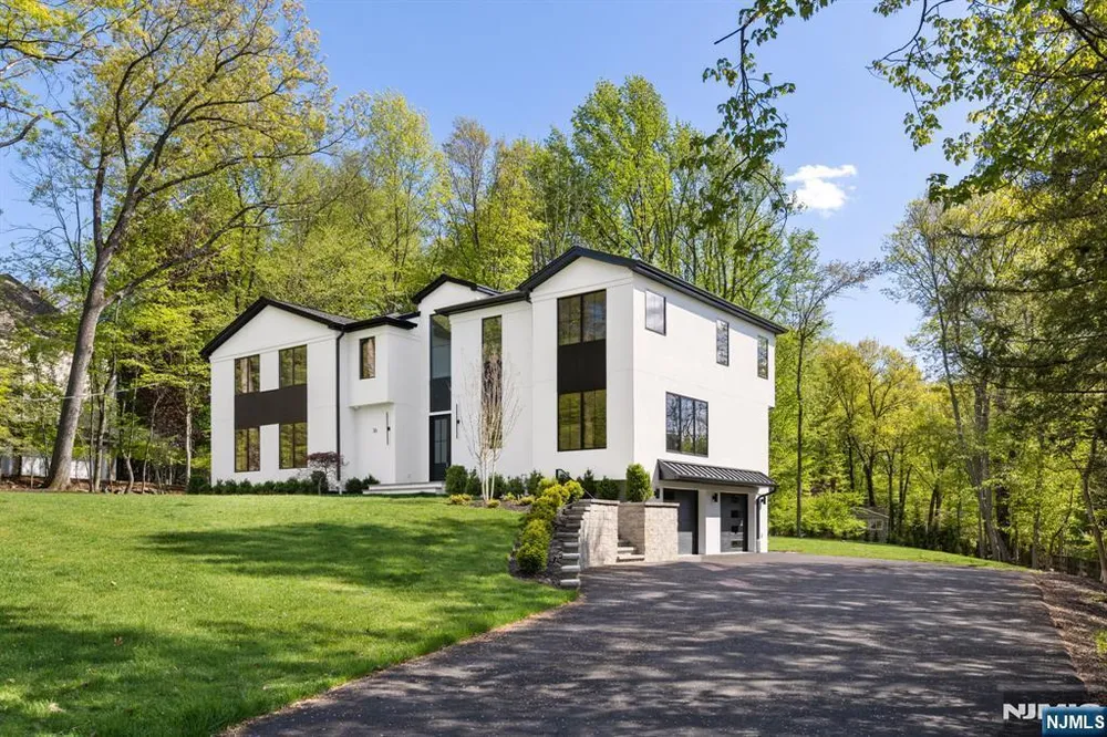 36 Hampshire Hill Rd, Upper Saddle River, NJ 07458