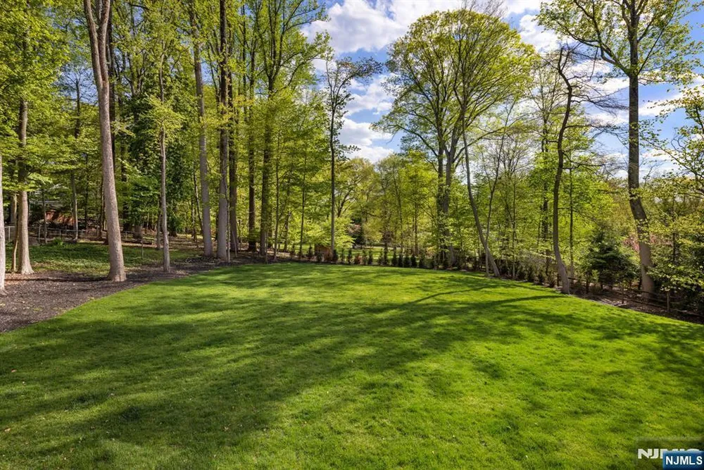 36 Hampshire Hill Rd, Upper Saddle River, NJ 07458